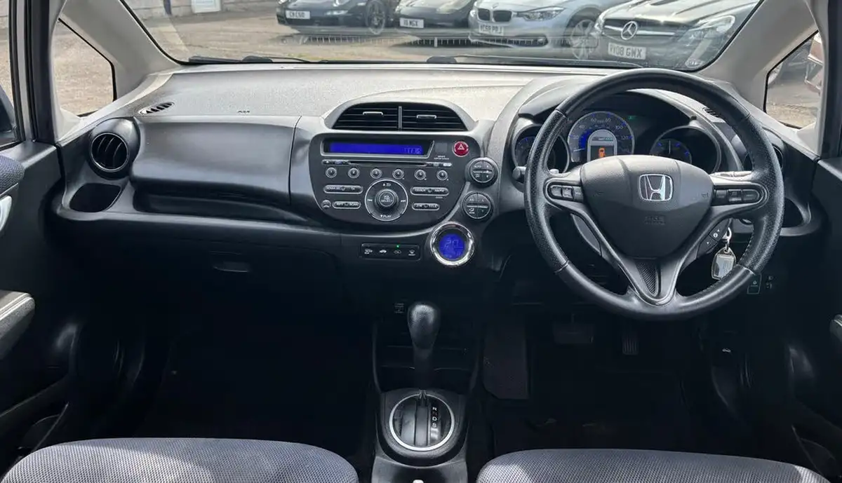 2011-honda-jazz-13-hs-big-11