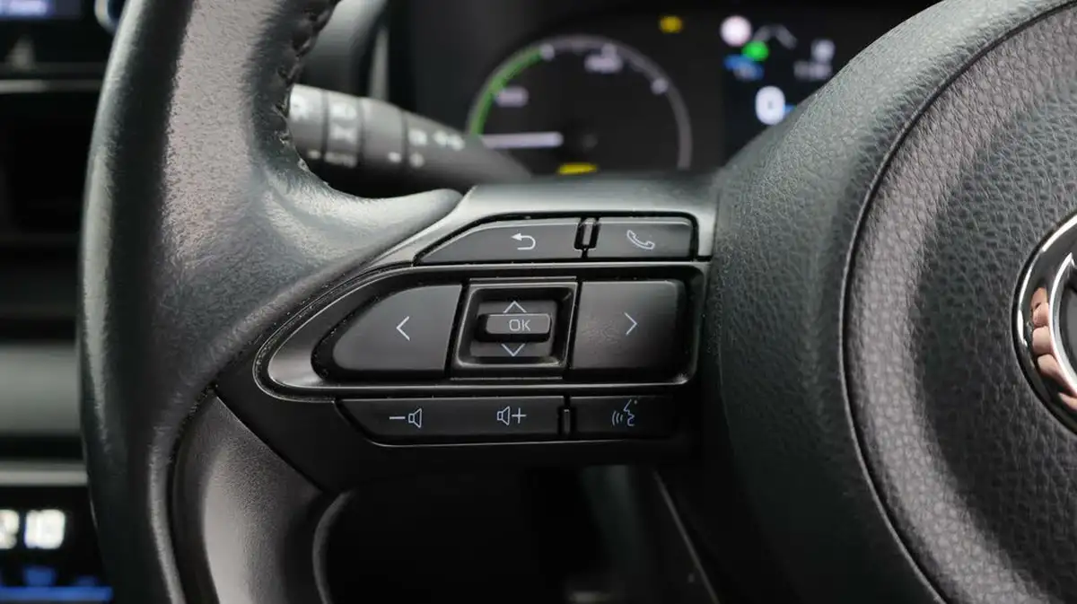 2021-toyota-yaris-15-vvt-i-icon-114bhp-hybrid-1490cc-e-cvt-big-26