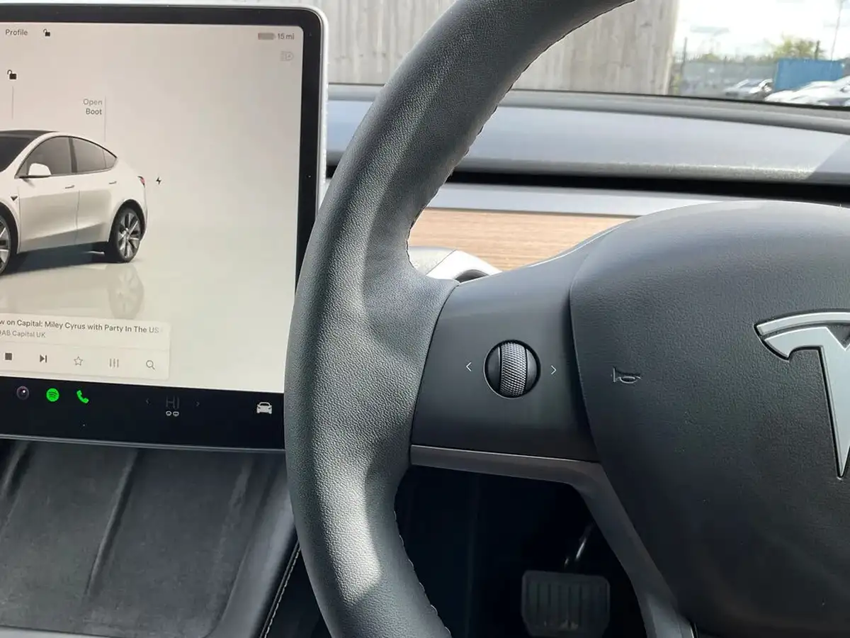 2024-tesla-model-y-e-rwd-big-15