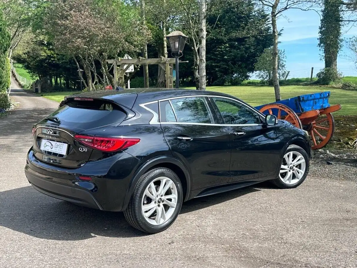 2017-infiniti-q30-15d-se-big-30