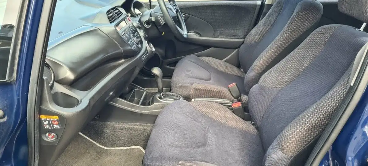 2013-honda-jazz-14-es-cvt-big-10