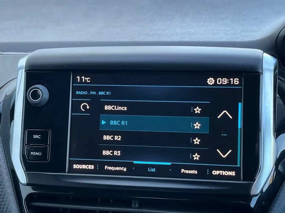2018-peugeot-208-12-puretech-black-edition-big-16
