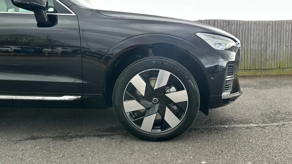 2025-volvo-xc60-20-t8-ultra-dark-big-15