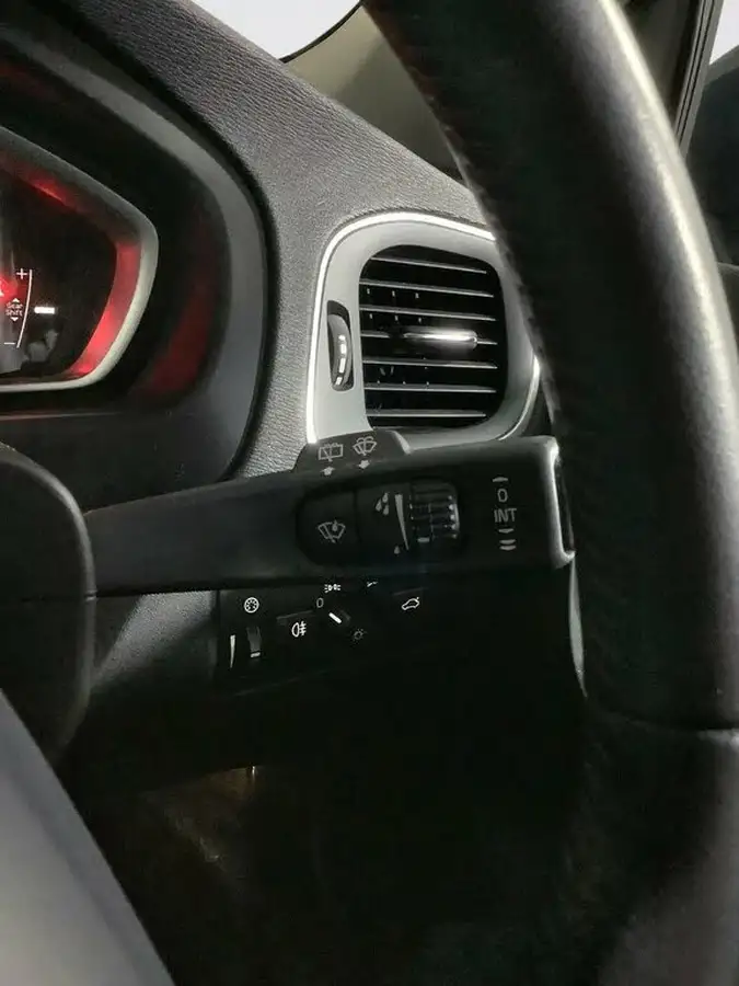 2017-volvo-v40-20-t2-momentum-nav-plus-big-18