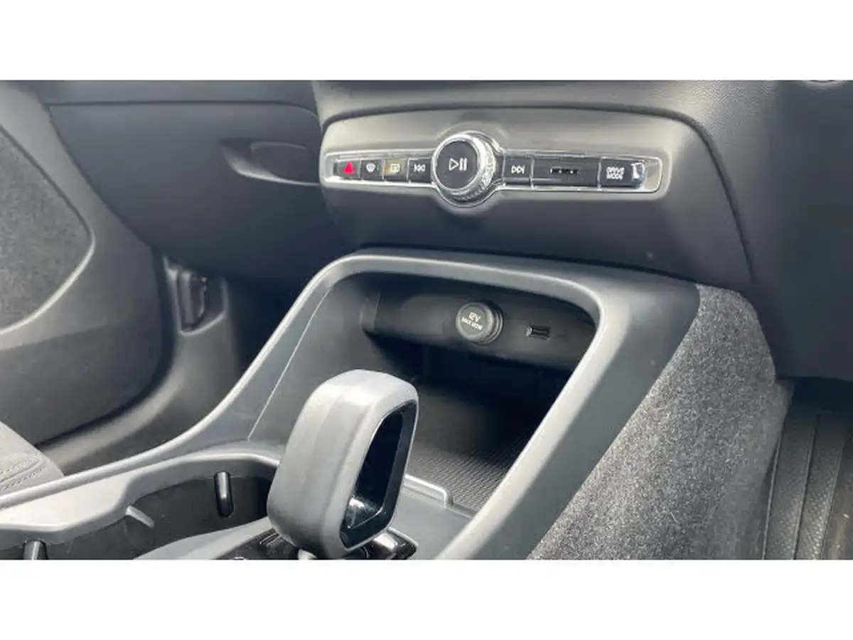 2022-volvo-xc40-15-t3-momentum-auto-big-13