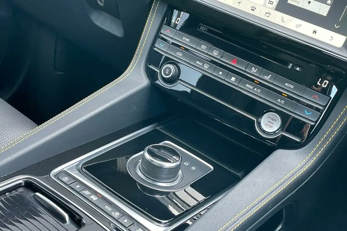 2019-jaguar-f-pace-30td-300-sport-big-45
