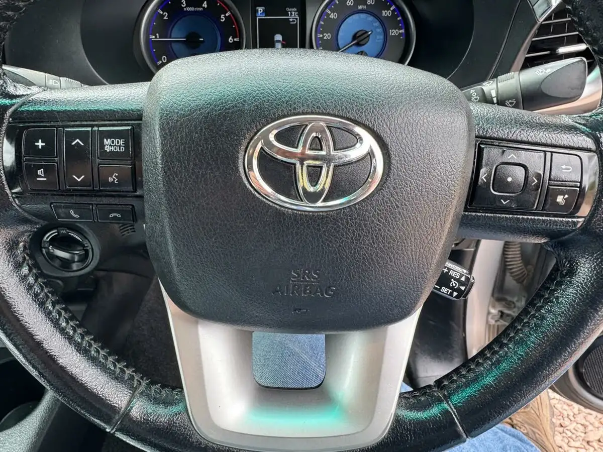 2018-toyota-hi-lux-24d-invincible-ss-auto-big-15
