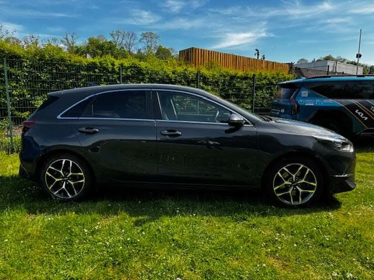 2022-kia-ceed-15-t-gdi-3-hatchback-big-1
