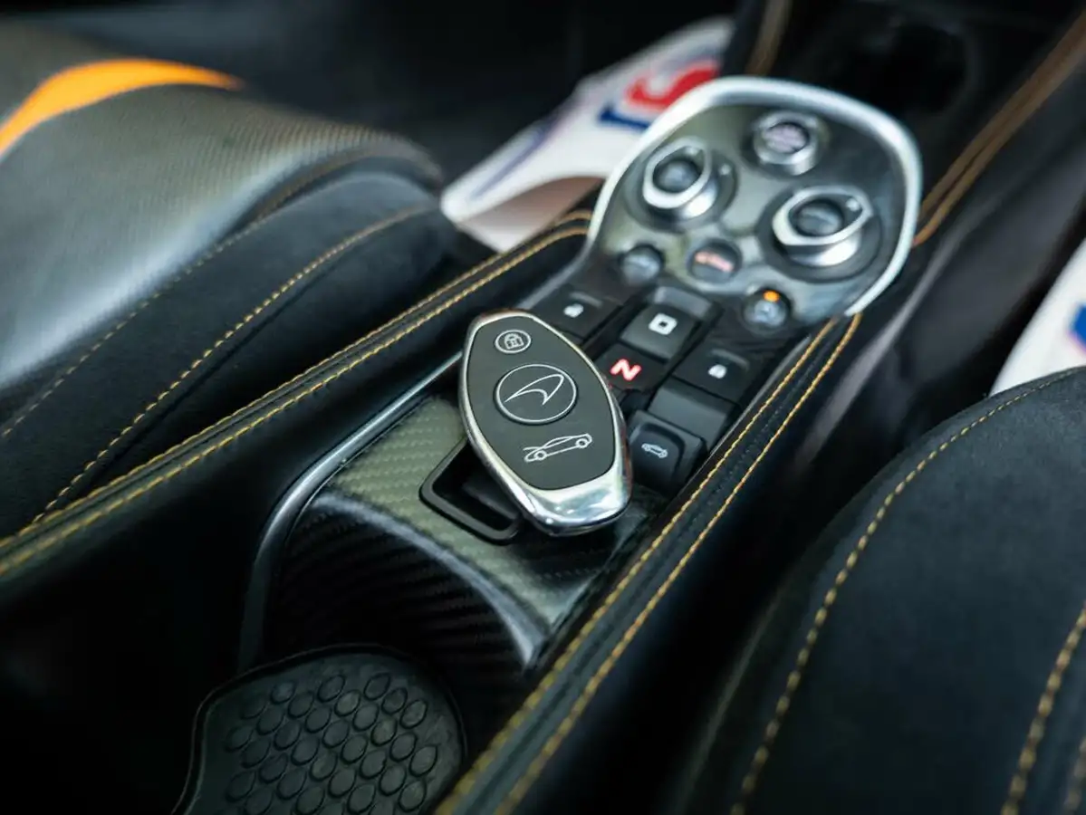 2017-mclaren-570gt-38-big-43