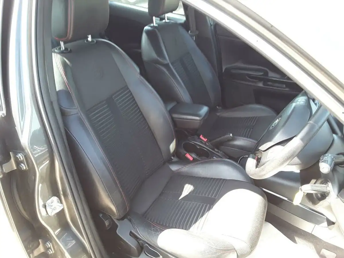 2011-alfa-romeo-giulietta-20td-veloce-170bhp-big-8