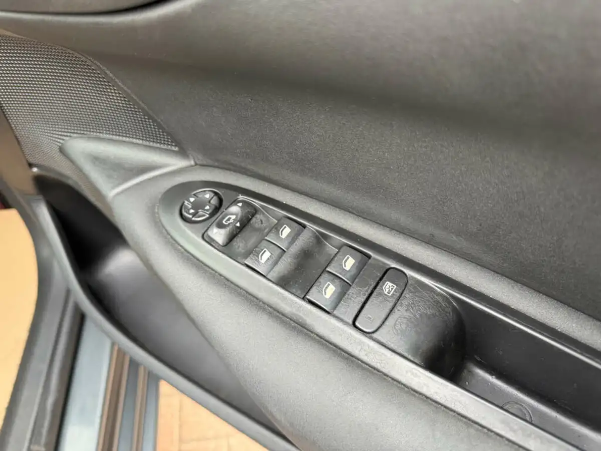 2015-citroen-c4-16td-vtr-big-29