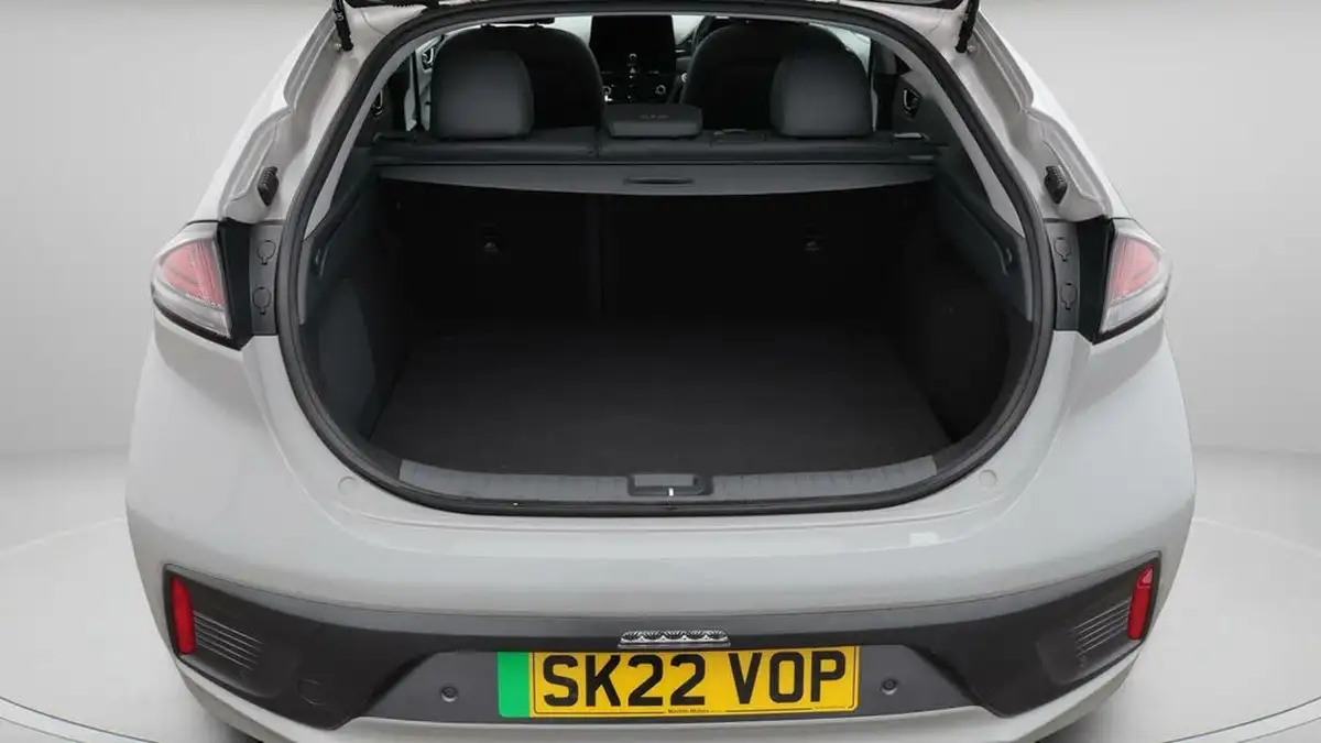 2022-hyundai-ioniq-e-premium-se-electric-big-17