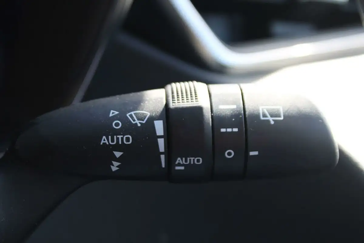 2019-toyota-corolla-18-vvt-i-design-trk-hatchback-5d-big-31
