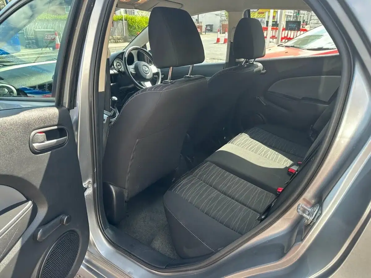 2010-mazda-mazda2-13-tamura-5d-big-17