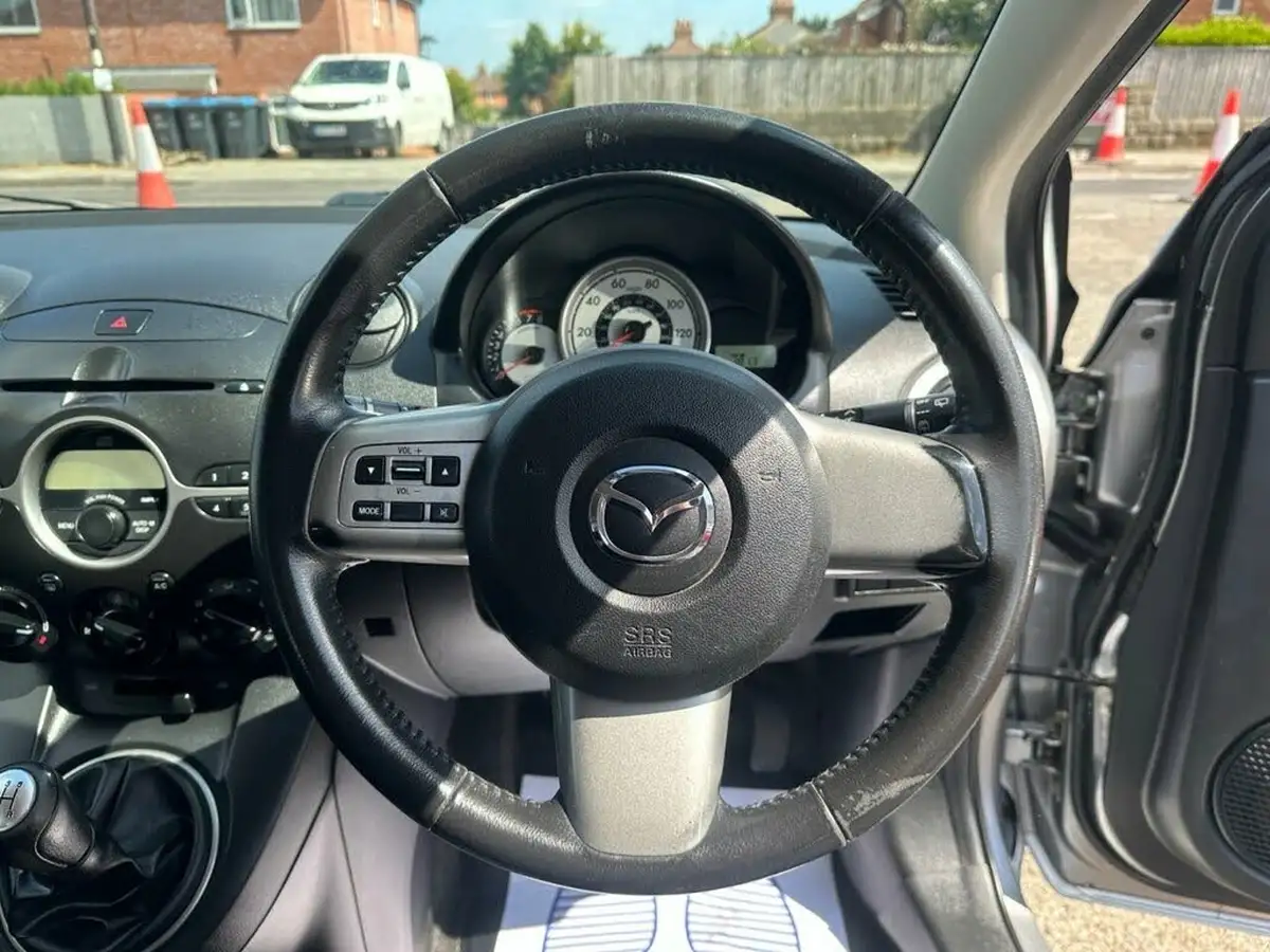 2010-mazda-mazda2-13-tamura-5d-big-21