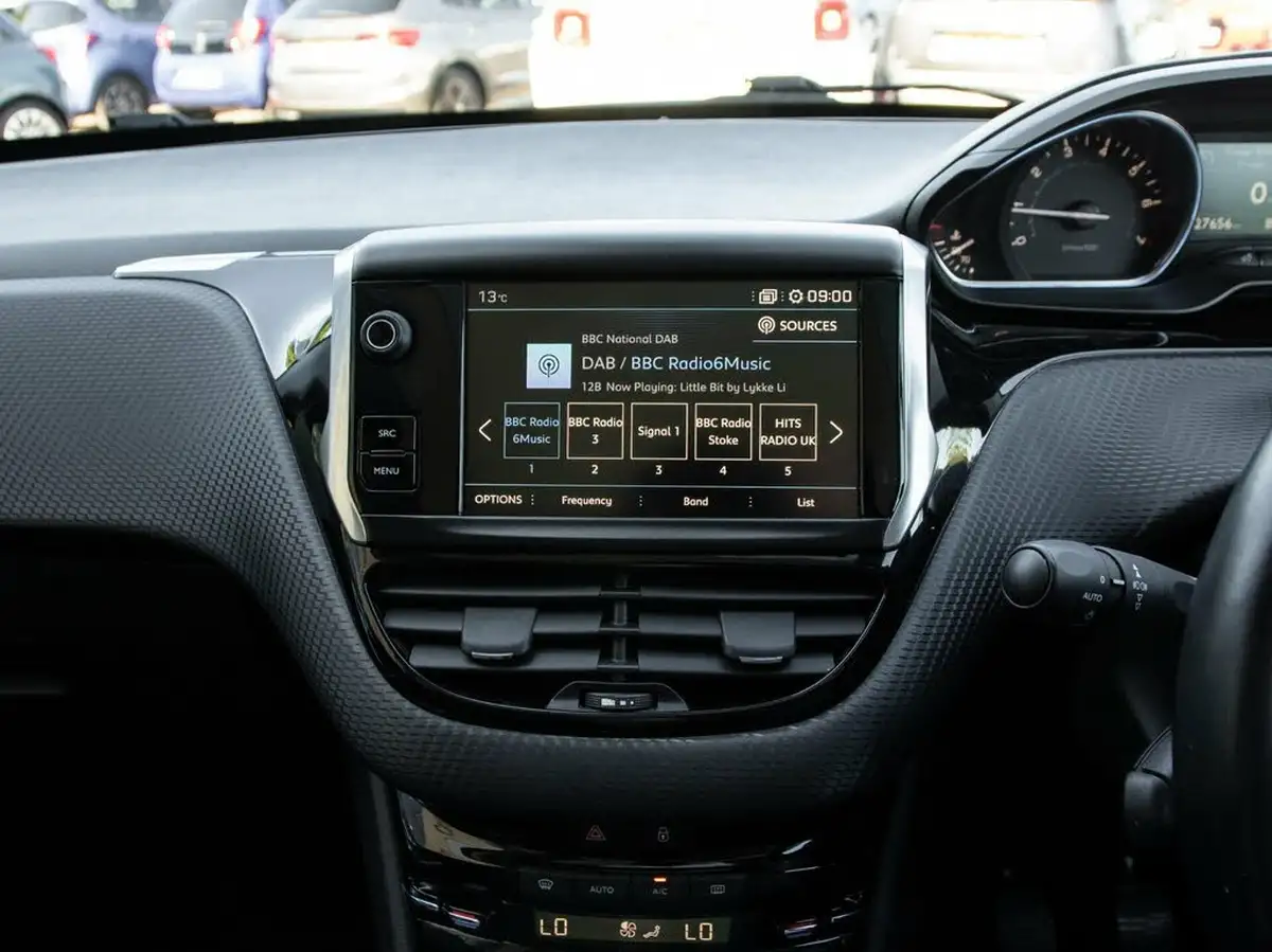2018-peugeot-2008-suv-12-puretech-allure-premium-ss-big-22