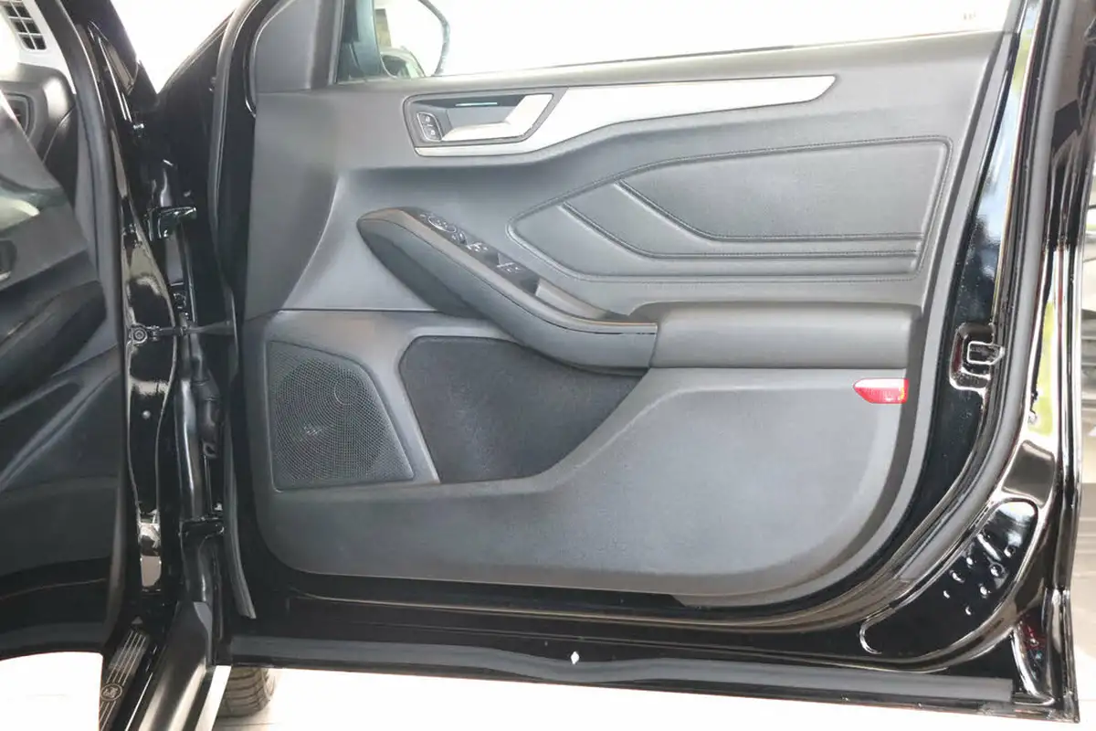 2019-ford-focus-10t-titanium-ss-hatchback-big-26