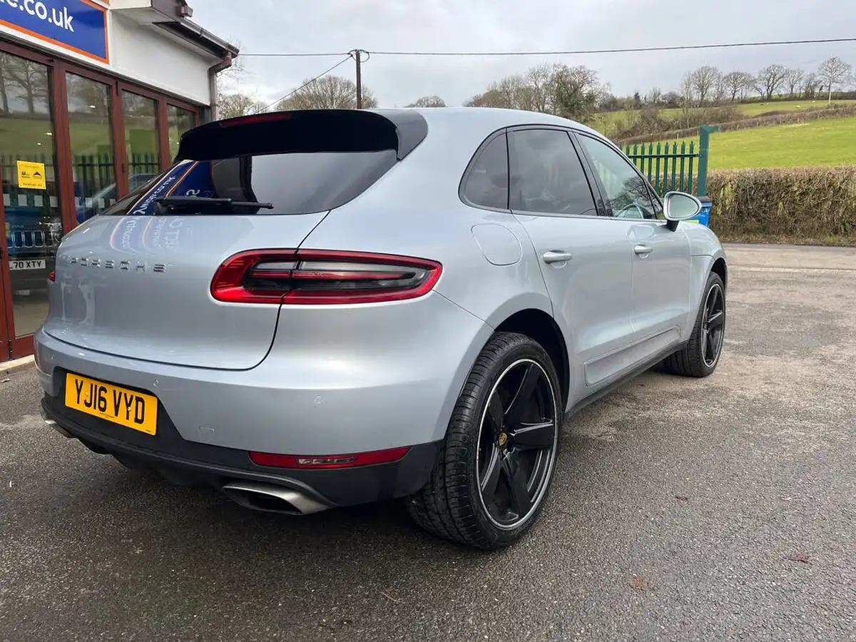 2016-porsche-macan-20-big-7