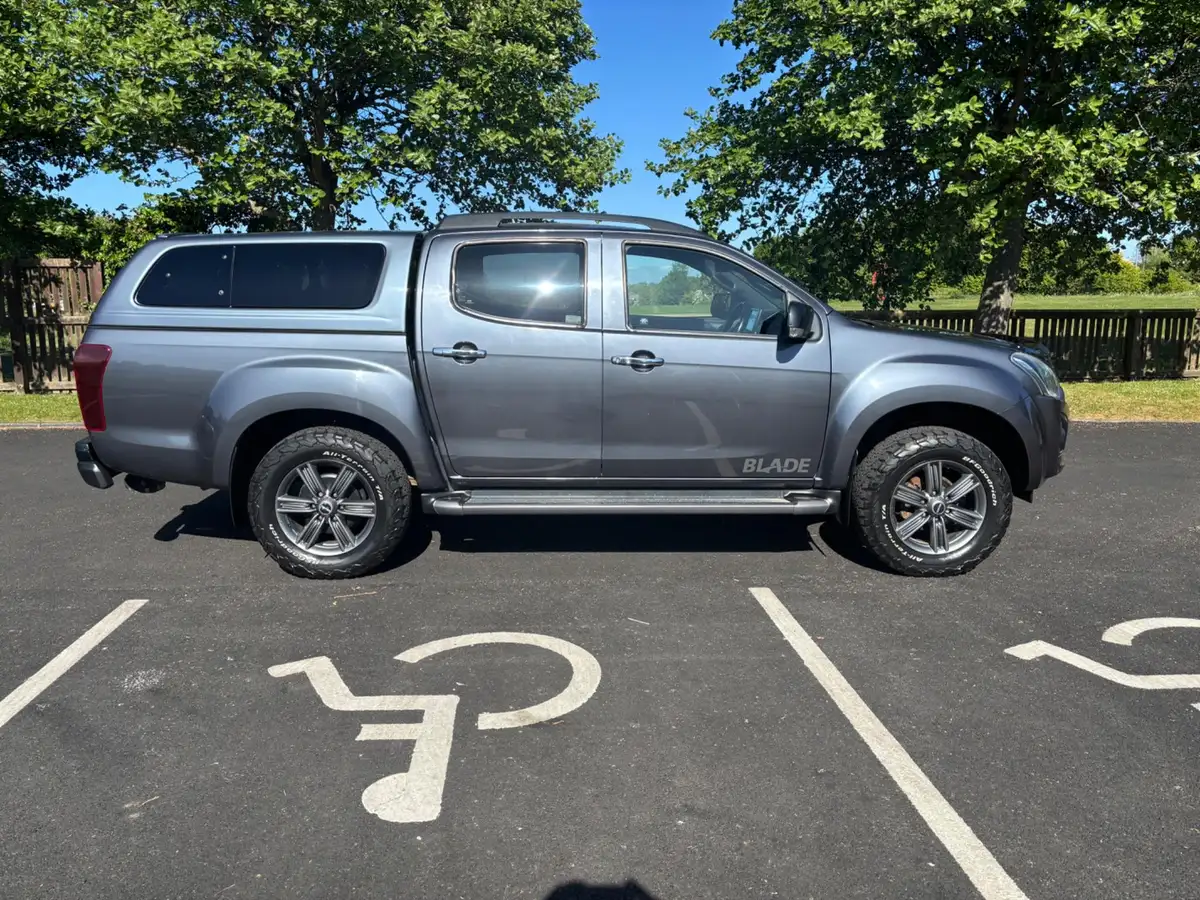 2019-isuzu-d-max-19td-blade-auto-big-7