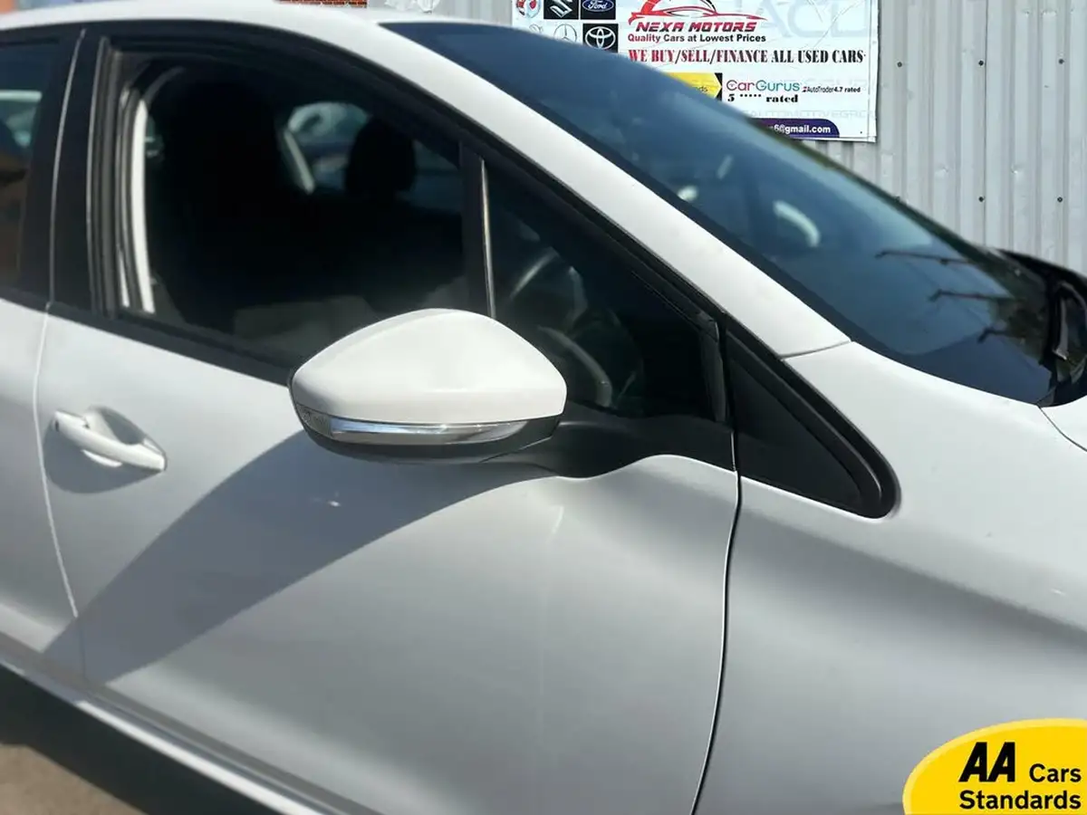 2013-peugeot-208-10-access-5d-big-21