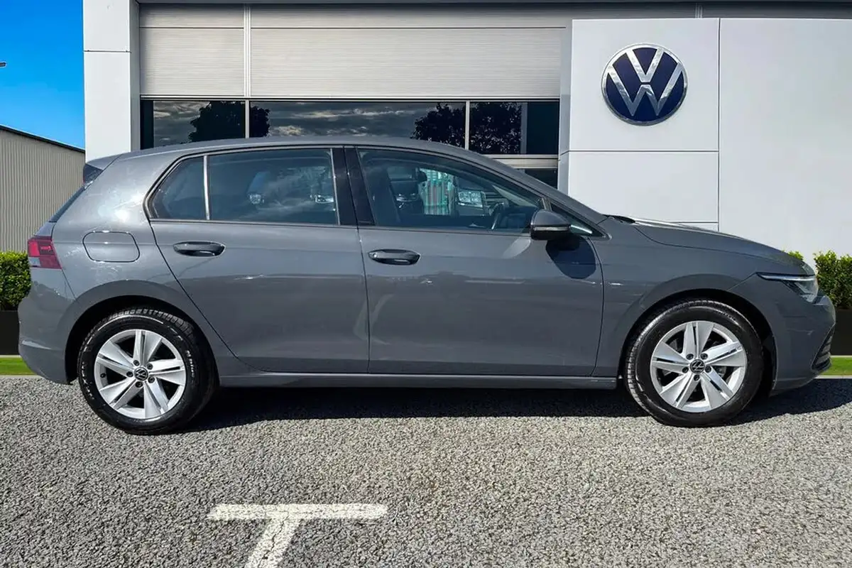 2021-volkswagen-golf-15-tsi-life-130ps-hatchback-big-2