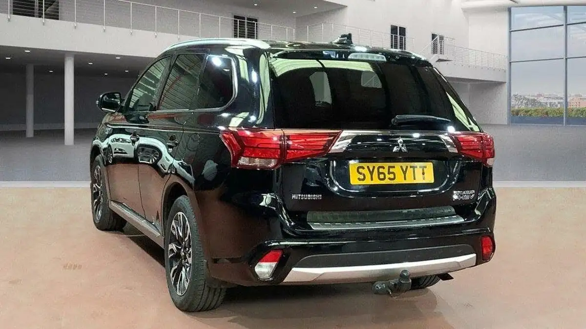 2015-mitsubishi-outlander-20-gx4h-phev-big-3