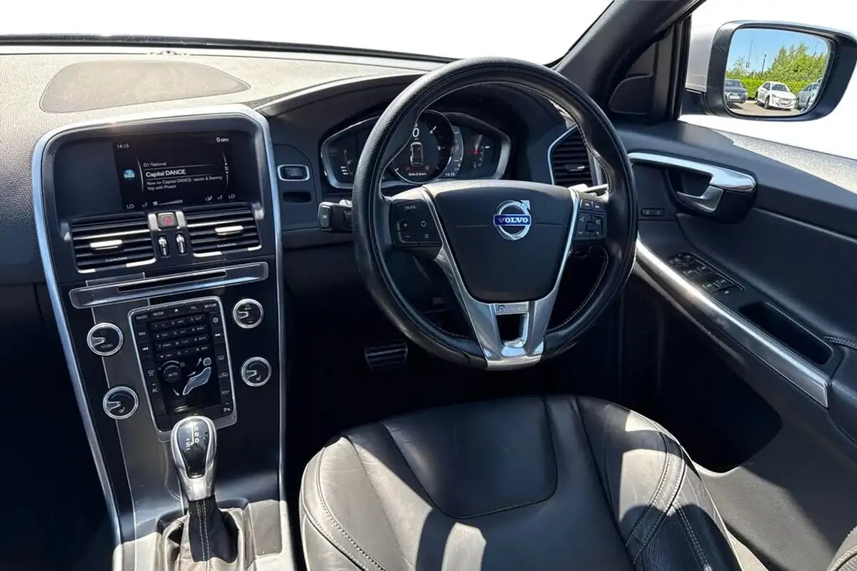 2016-volvo-xc60-20td-d4-r-design-lux-nav-geartronic-big-17
