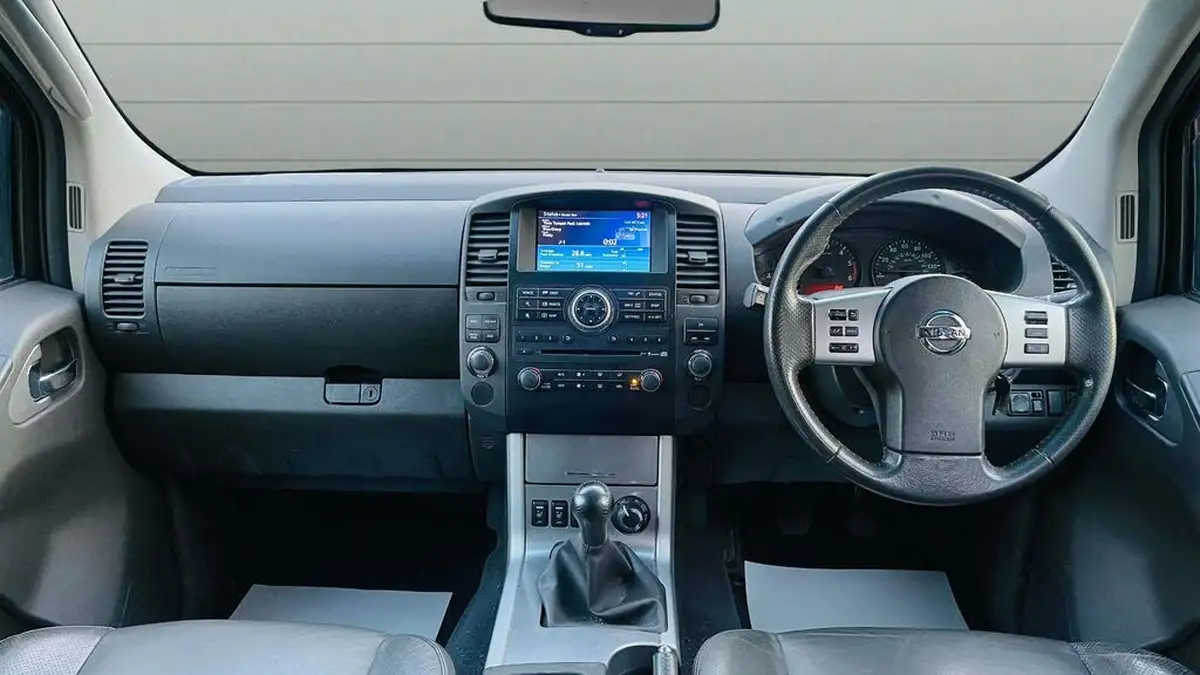 2012-nissan-navara-25td-tekna-eu-v-big-41