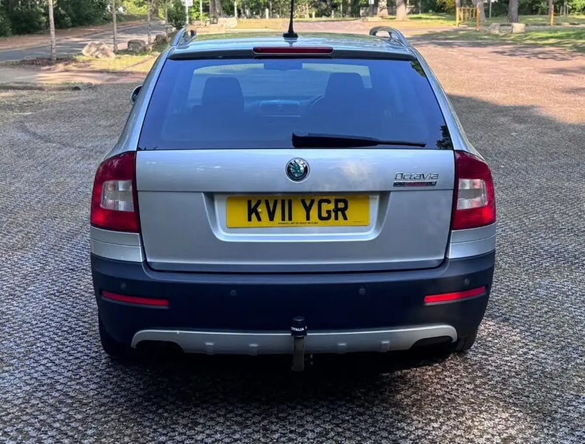 2011-skoda-octavia-20td-scout-cr-140bhp-big-11