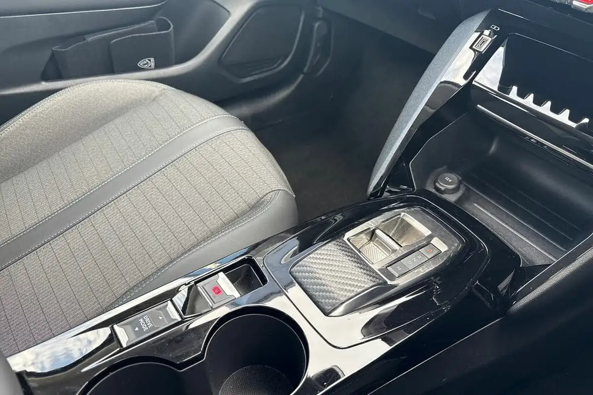 2023-peugeot-208-12-puretech-allure-premium-130ps-eat8-big-27