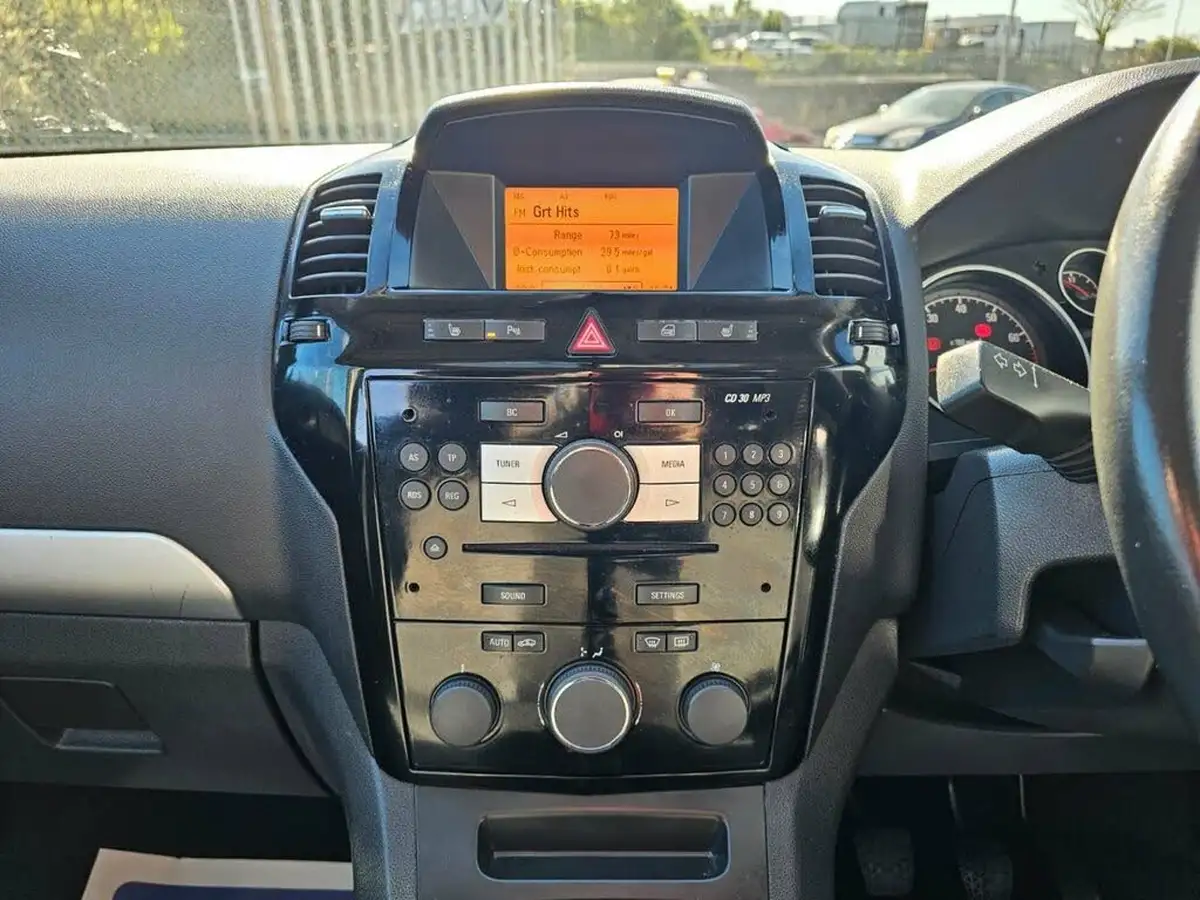 2013-vauxhall-zafira-18-design-140ps-big-20