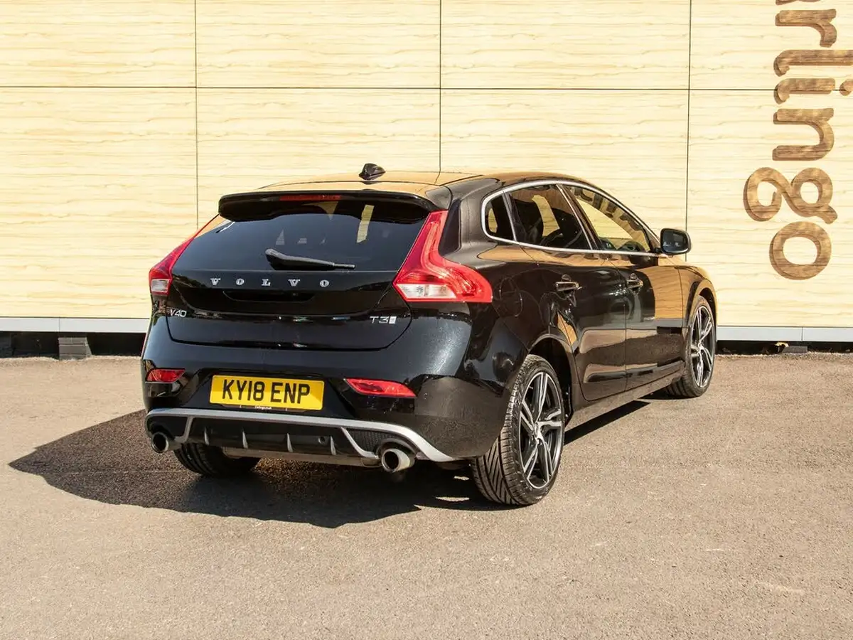 2017-volvo-v40-20-t3-r-design-pro-big-1