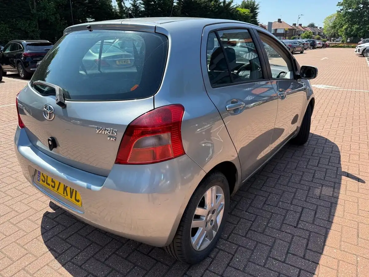 2007-toyota-yaris-13-tr-5d-big-10