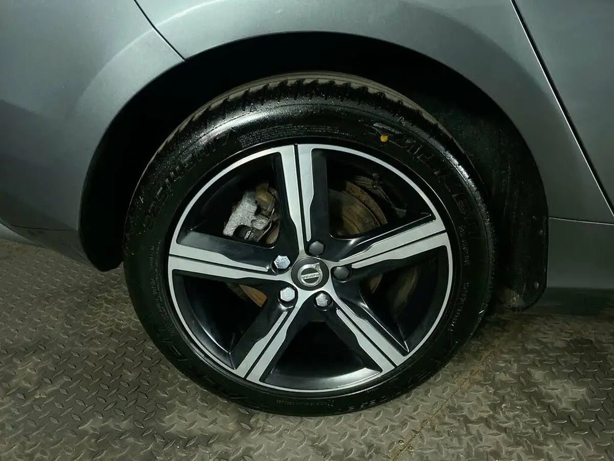 2019-volvo-v40-20td-d2-r-design-edition-big-19