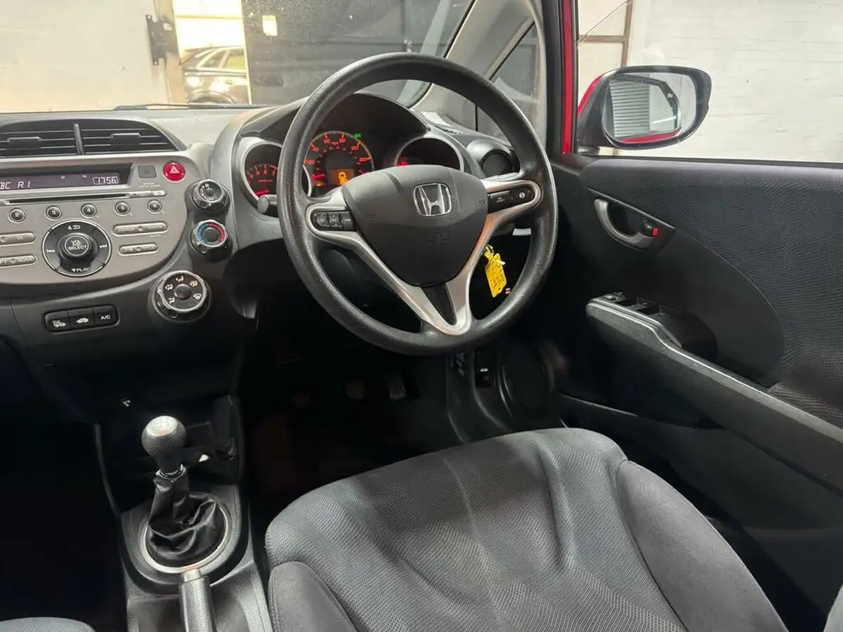 2010-honda-jazz-14-es-big-33