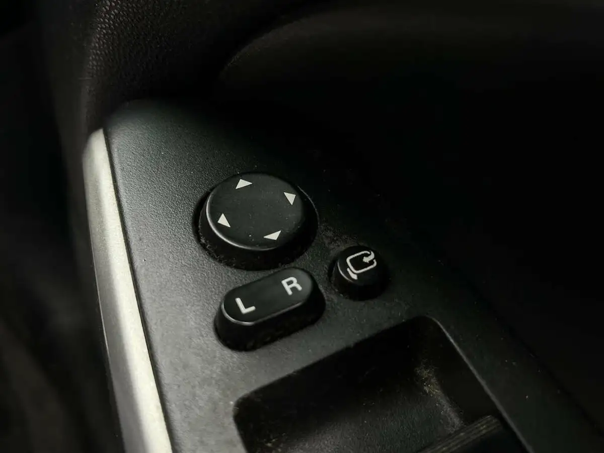 2011-mazda-mazda2-13-tamura-5d-big-14
