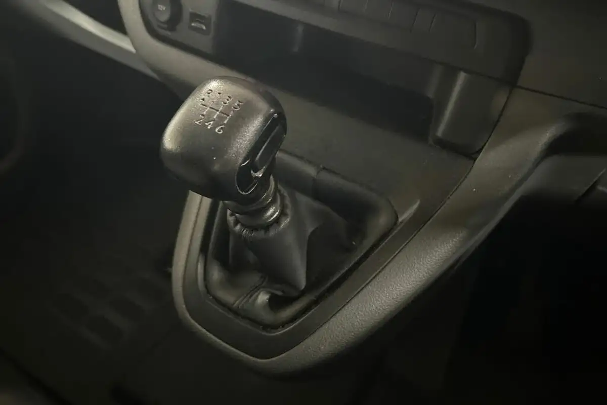 2022-peugeot-expert-15-bluehdi-professional-premium-long-1000-big-18