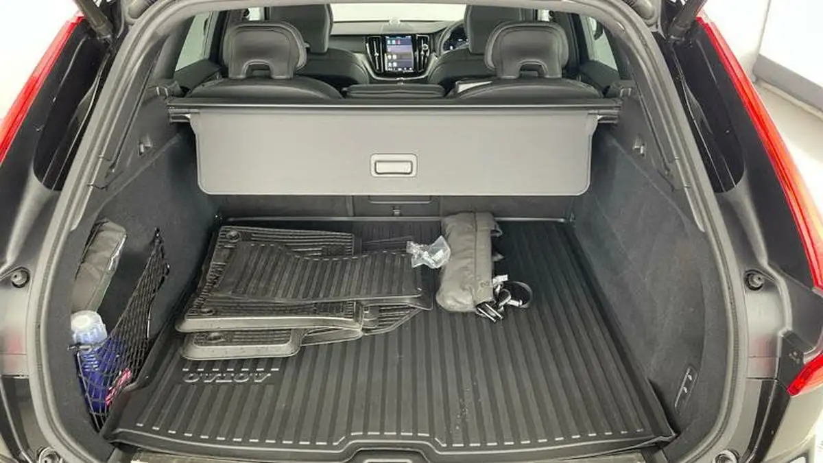 2024-volvo-xc60-20-b5-ultra-black-edition-big-29