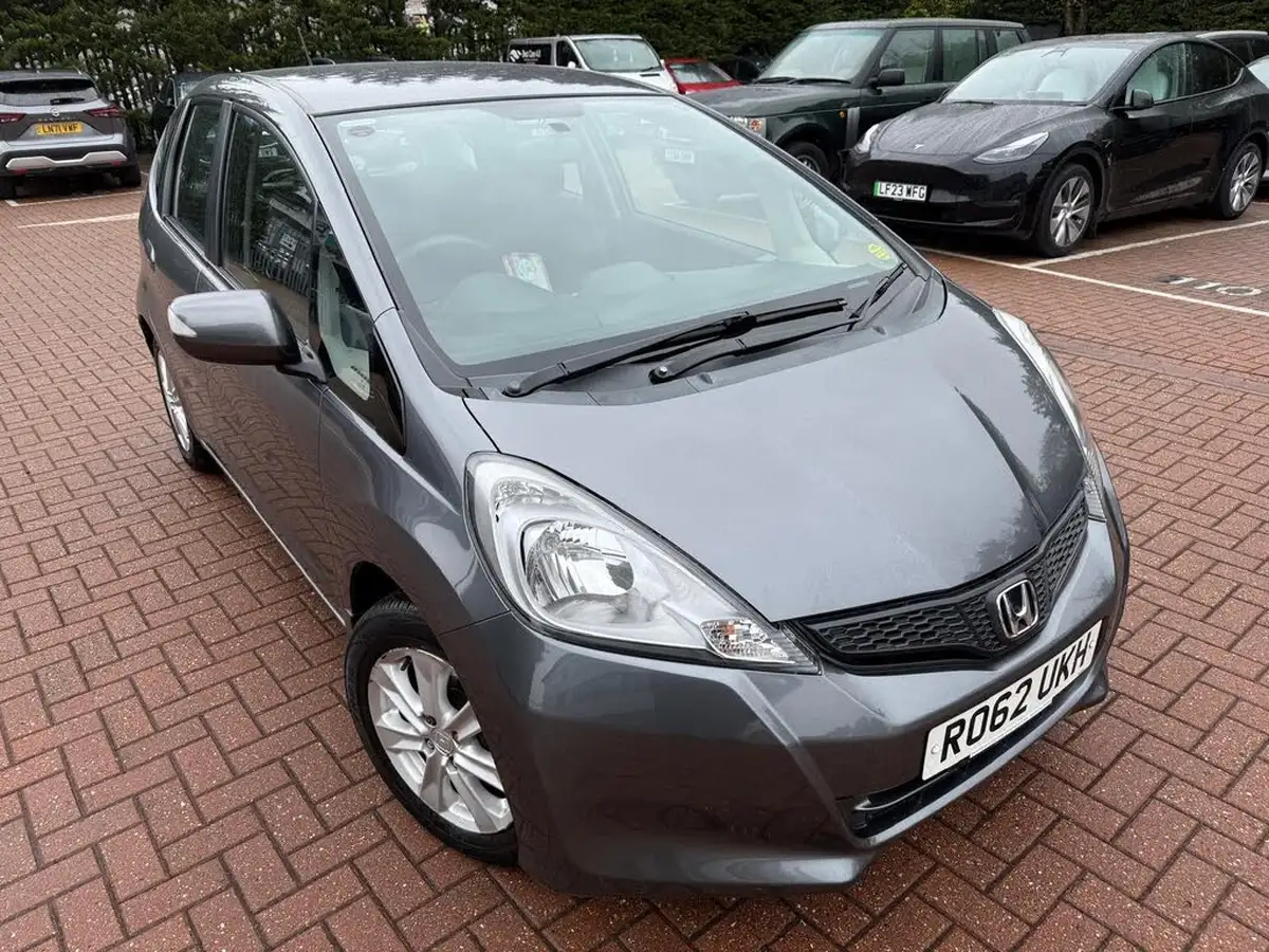 2012-honda-jazz-14-es-cvt-big-1