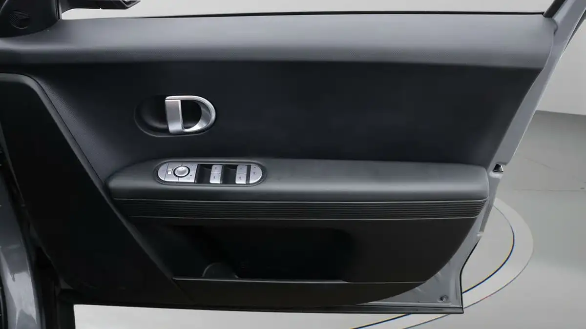 2022-hyundai-ioniq-5-e-se-connect-big-14
