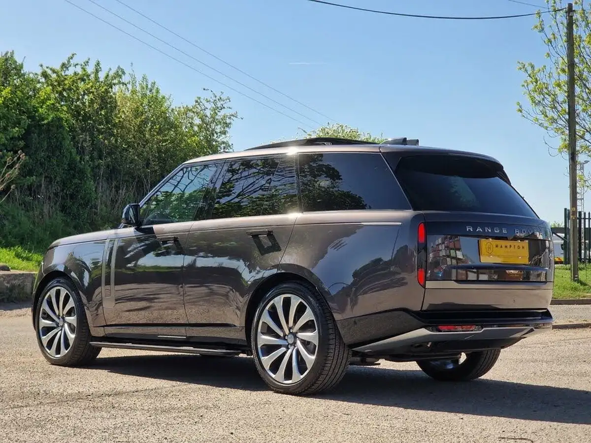 2023-land-rover-range-rover-30-p400-hse-big-3