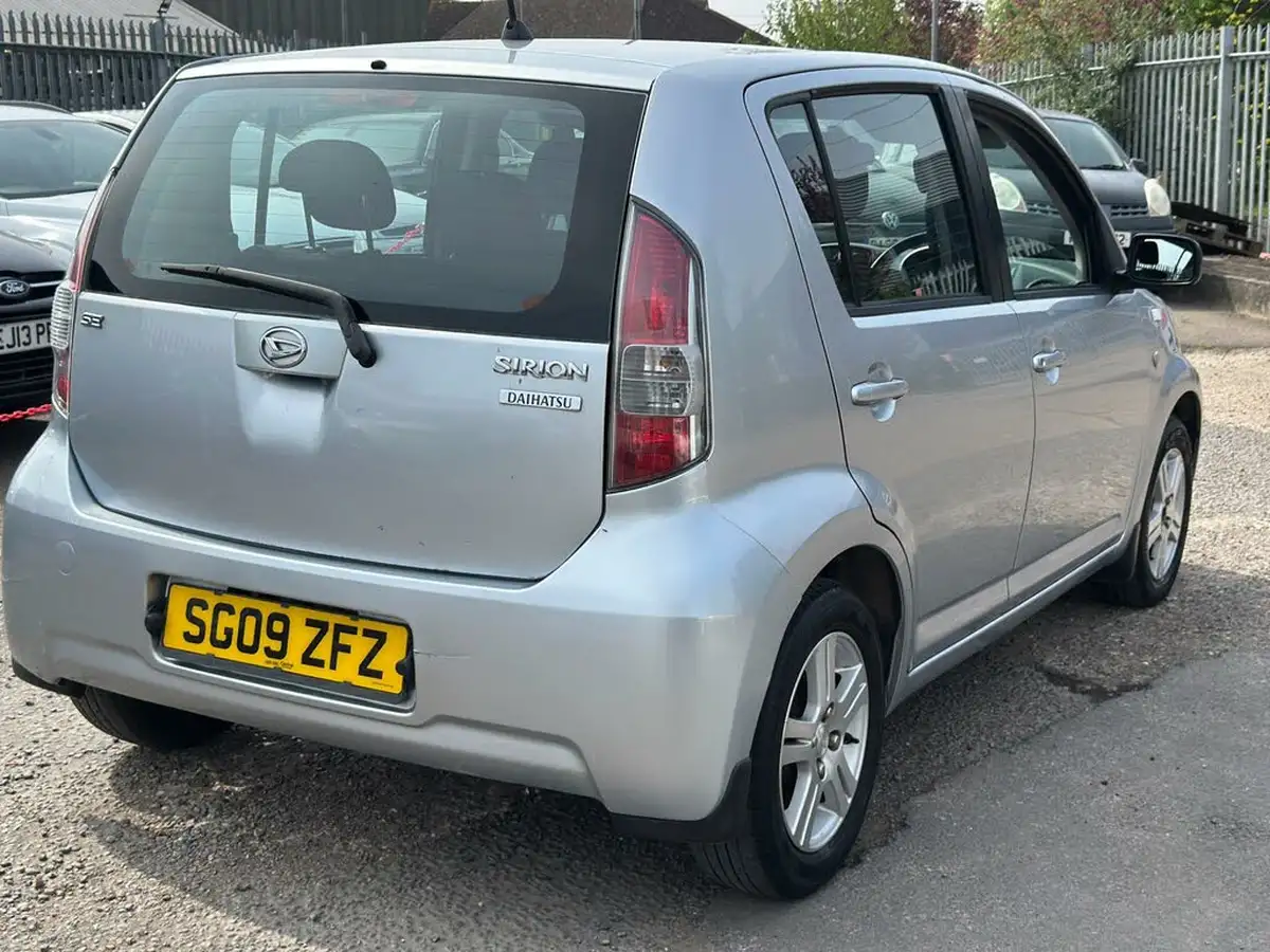 2009-daihatsu-sirion-13-se-big-35