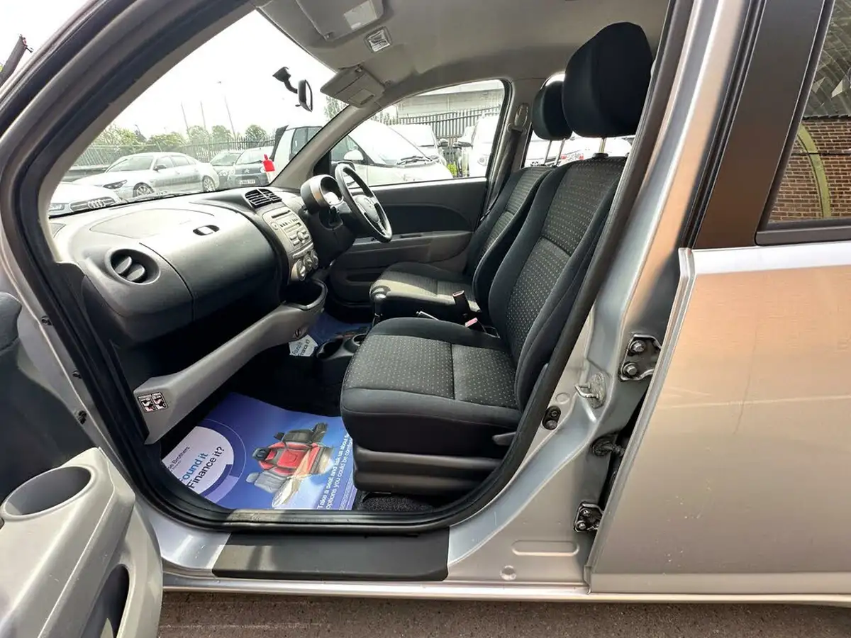 2009-daihatsu-sirion-13-se-big-7