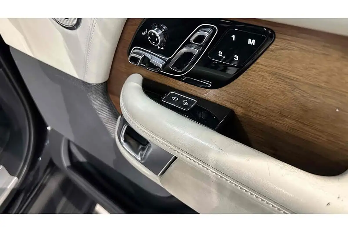2019-land-rover-range-rover-30-sd-v6-vogue-big-38