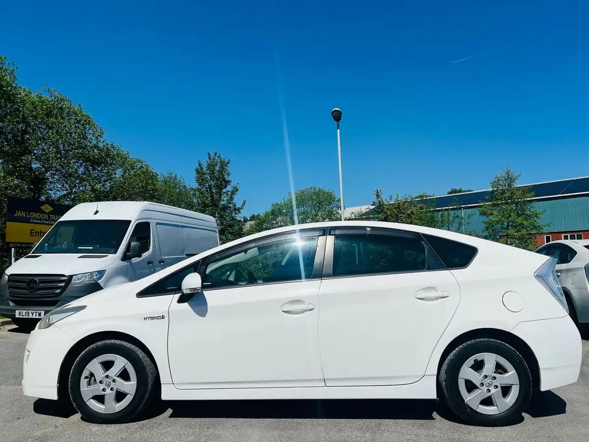 2011-toyota-prius-big-13