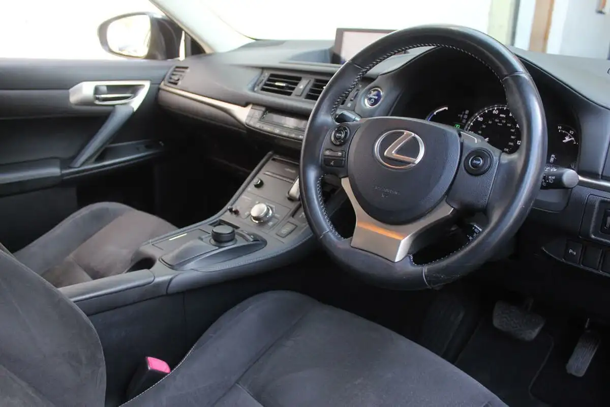 2014-lexus-ct-200h-18-advance-big-17