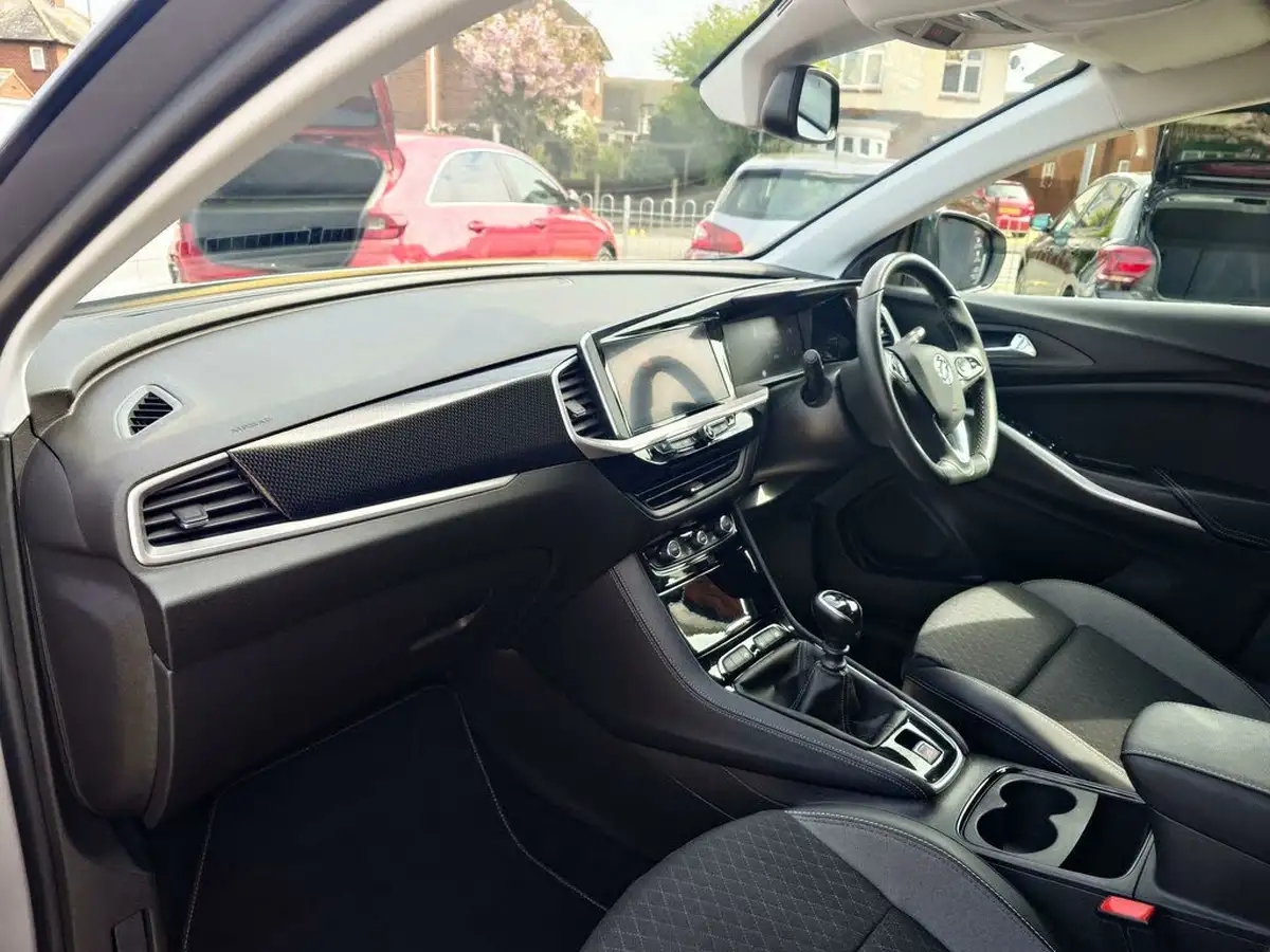 2022-vauxhall-grandland-12-gs-line-big-16