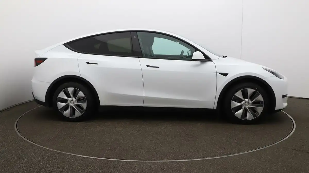2022-tesla-model-y-e-rwd-big-47
