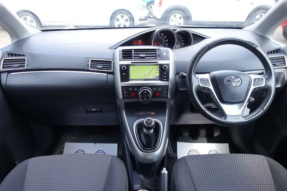 2016-toyota-verso-16d-d-4d-trend-big-13