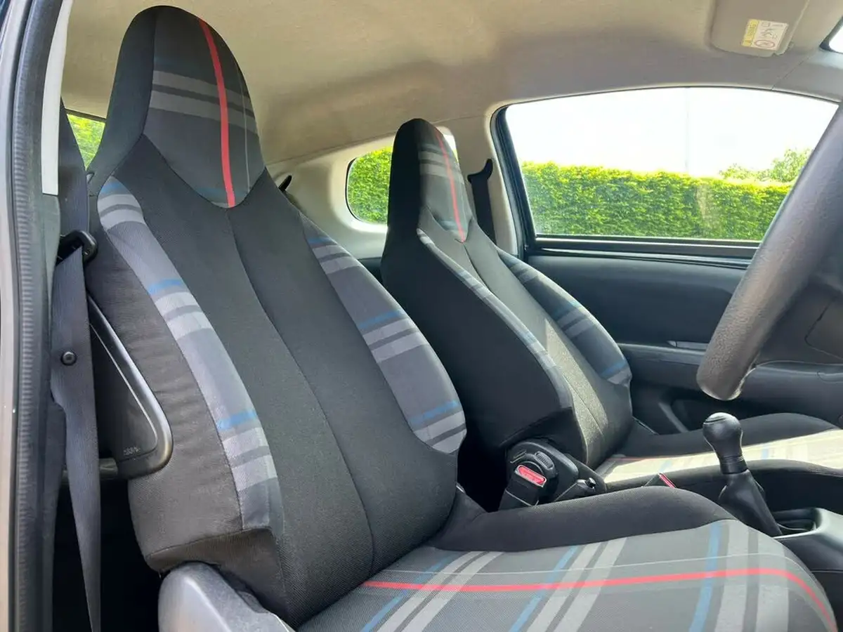 2015-peugeot-108-10-active-hatchback-3d-big-28